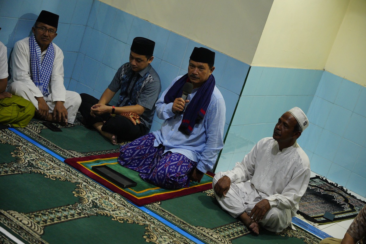 Foto 1 dari 8: Salat Isya di Masjid Reksogati, Wali Kota Salurkan Bantuan Tempat Ibadah Rp 20 Juta