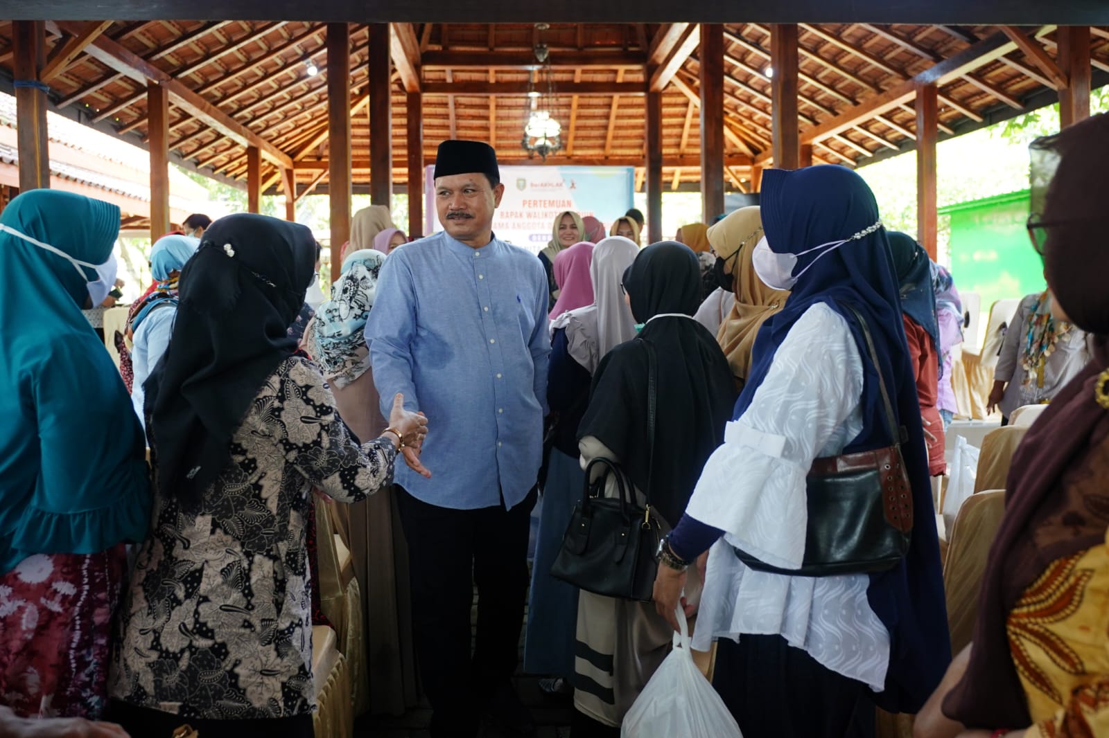 Foto 13 dari 14: Hadiri Pertemuan Dengan DPRD Bersama Warga, Wali Kota Beberkan Upaya Peningkatan Pendidikan