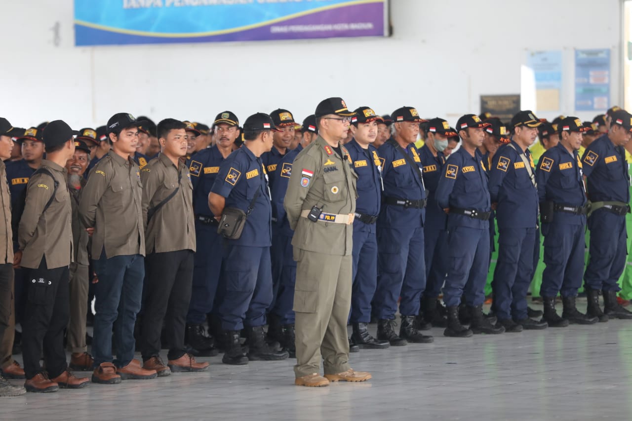 Foto 8 dari 11: Pimpin Apel Tim Gabungan Pasar Besar Madiun, Wali Kota Pesan Jaga Ketertiban
