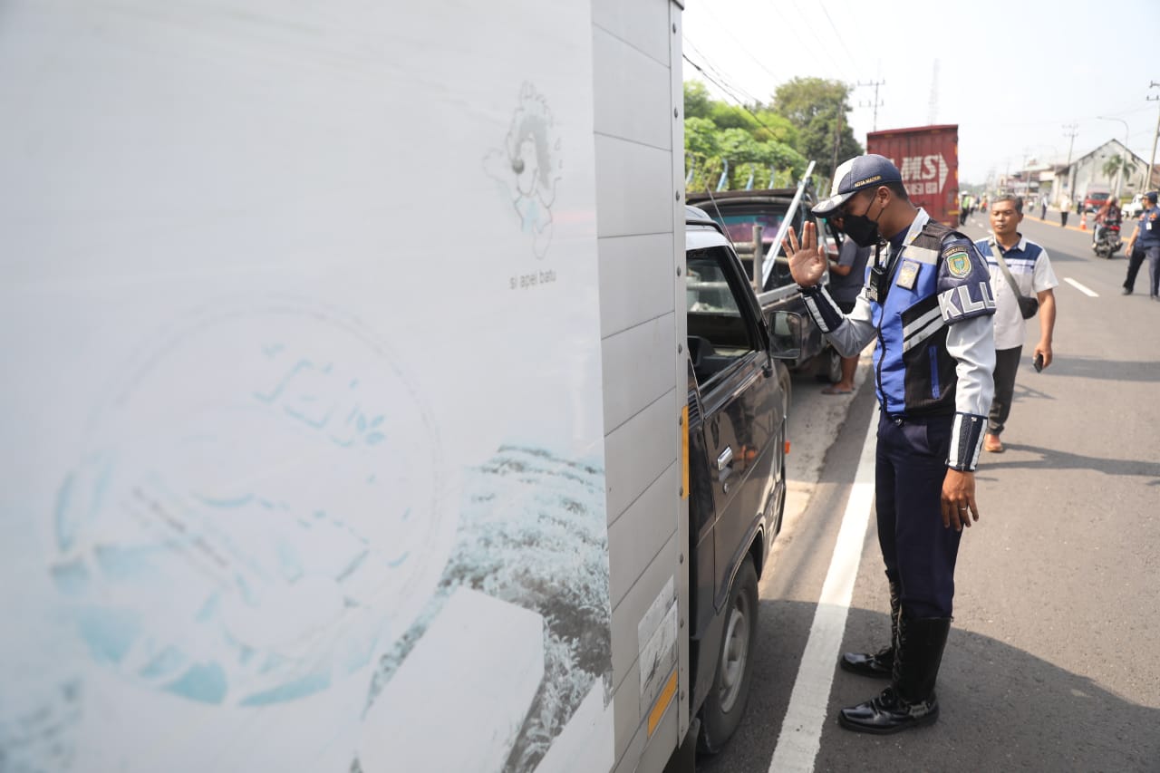 Foto 9 dari 12: Jaring Pelanggar LLAJ, Tim Gabungan Sediakan Pembayaran Pajak Hingga Tilang Di Tempat