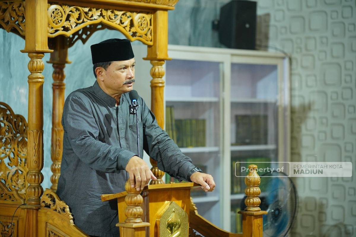 Foto 1 dari 9: Ada Ustaz Syafiq Riza Basalamah di Masjid Samsul Huda, Wali Kota Maidi Harap Sering Datang ke Kota Madiun