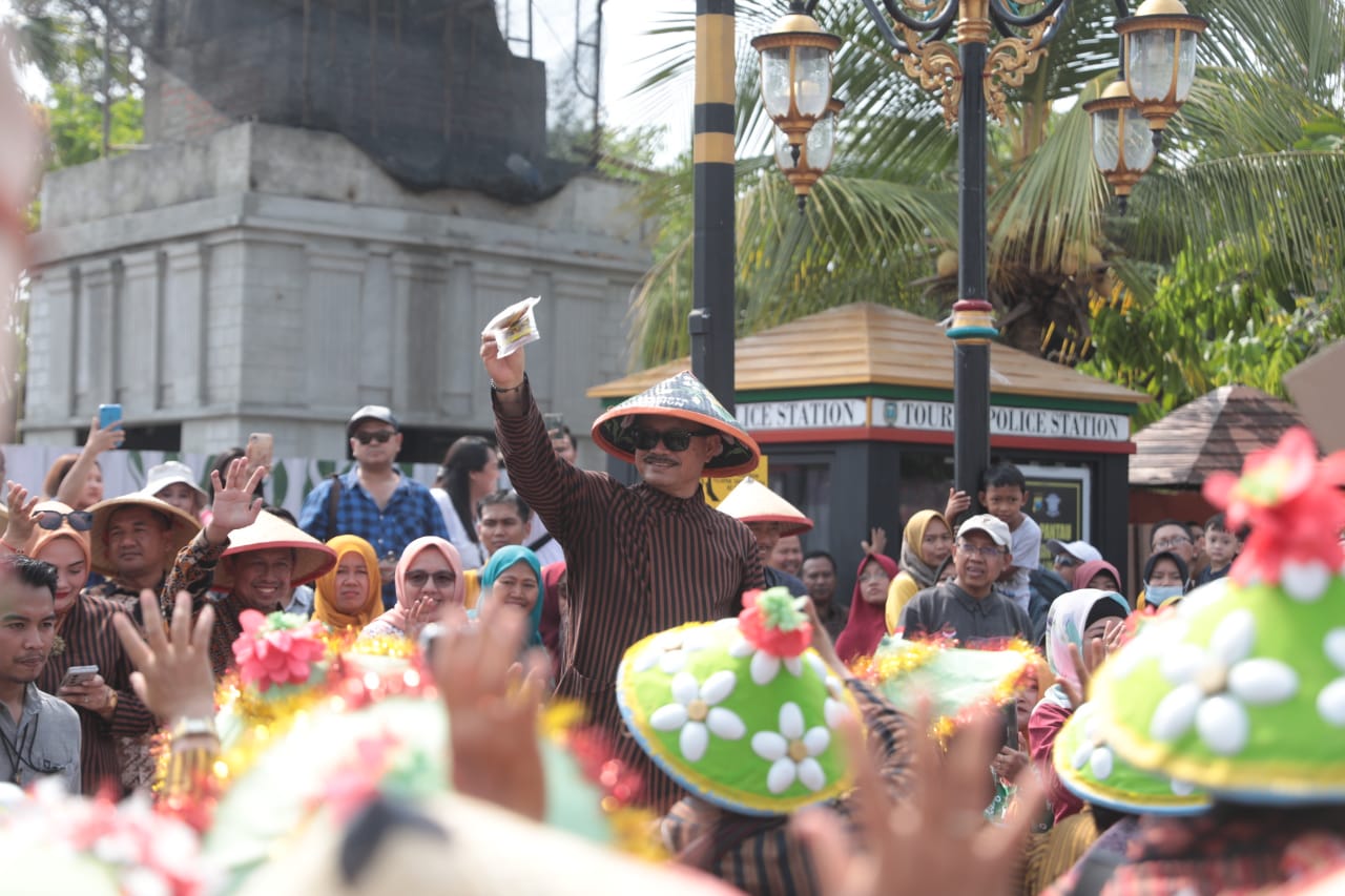 Foto 2 dari 14: Berangkatkan Festival Jamu Gendong Nusantara, Wali Kota: Ini Tinggalan Nenek Moyang, Jangan Ditinggalkan