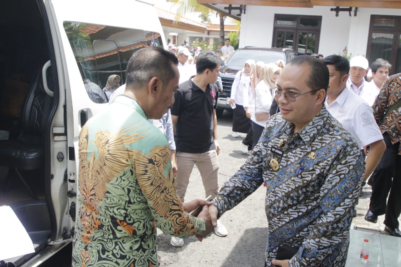 Foto 4 dari 12: Pj Wali Kota Terima Kunjungan Pemkab Sinjai, Gelar Studi Banding Pemanfaatan Chromebook