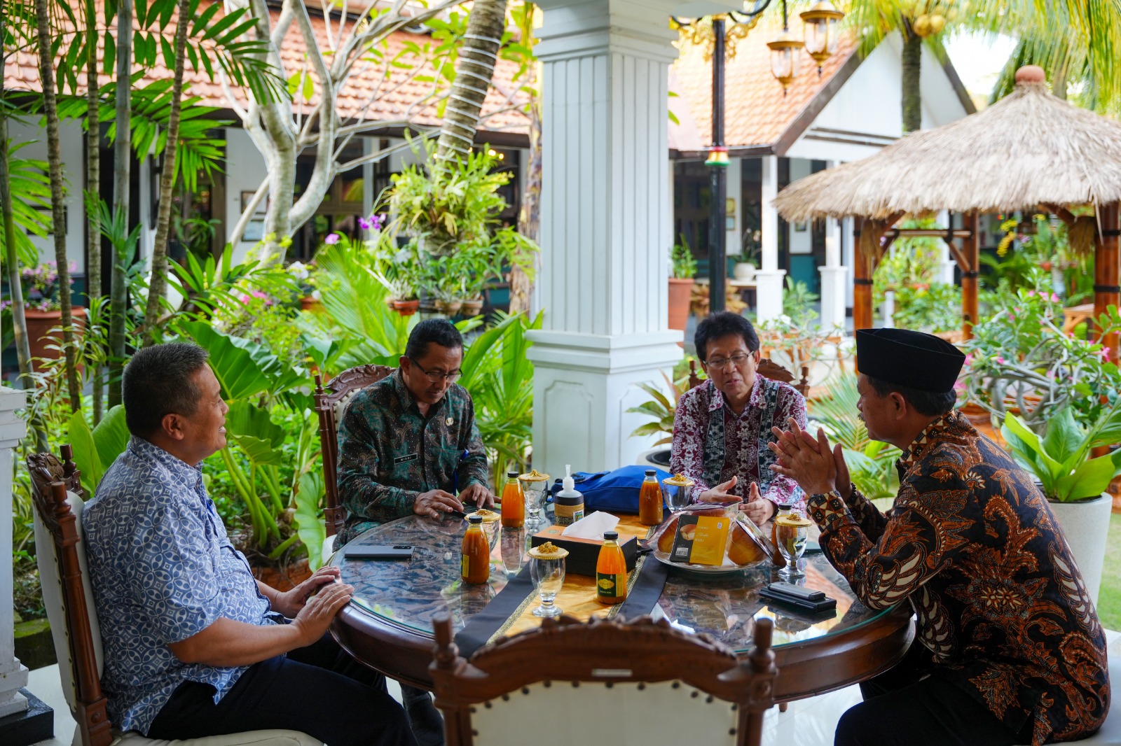 Foto 1 dari 12: Lengkapi Data Proposal Tugas Akhir Program Doktor Wali Kota, Tim UT Kembali Datang Gelar Assessment Kedua