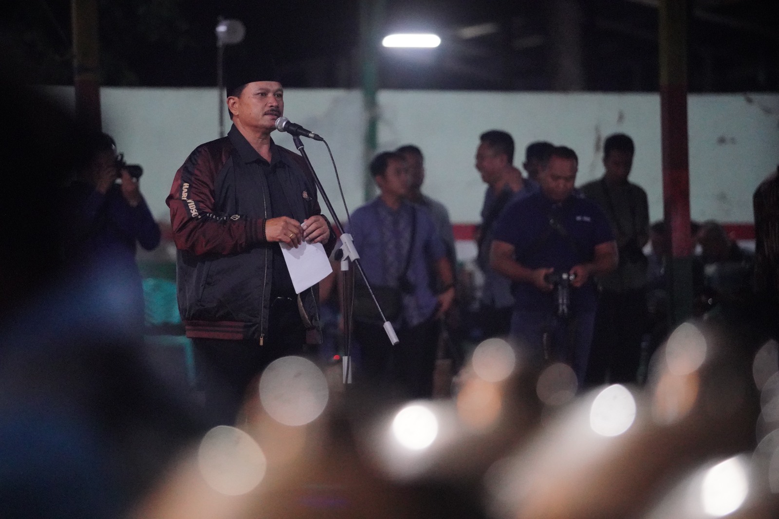 Foto 1 dari 10: Hadiri Pagelaran Wayang Kulit Peringatan HUT Yonif Para Raider 501, Wali Kota: Usia Tua Penampilan Harus Muda