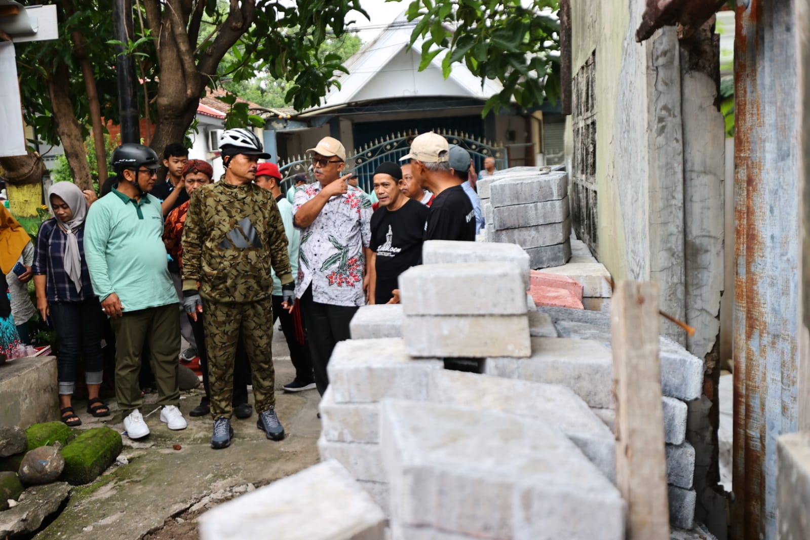 Foto 8 dari 9: Sembari Bersepeda, Wali Kota Cek Pavingisasi dan Resmikan Fasum