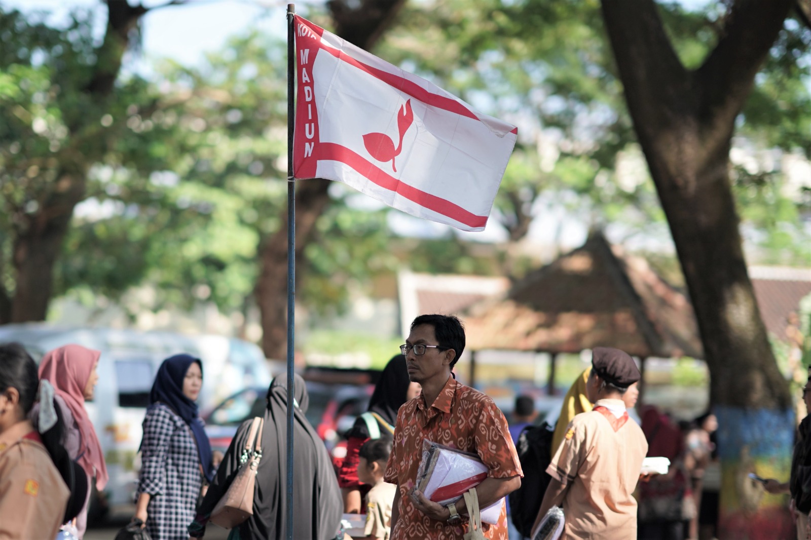 Foto 4 dari 5: Dua Anaknya Masuk SMP dan SD Sekaligus, Eni Bersyukur Dapat Seragam Gratis dan Ongkos Jahit