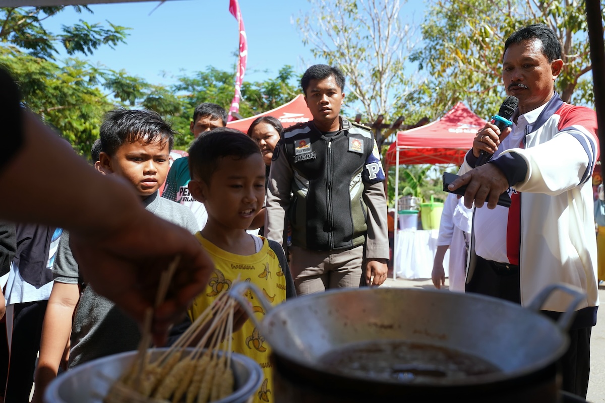 Foto 7 dari 9: Hore dapat Traktiran dari Pak Wali