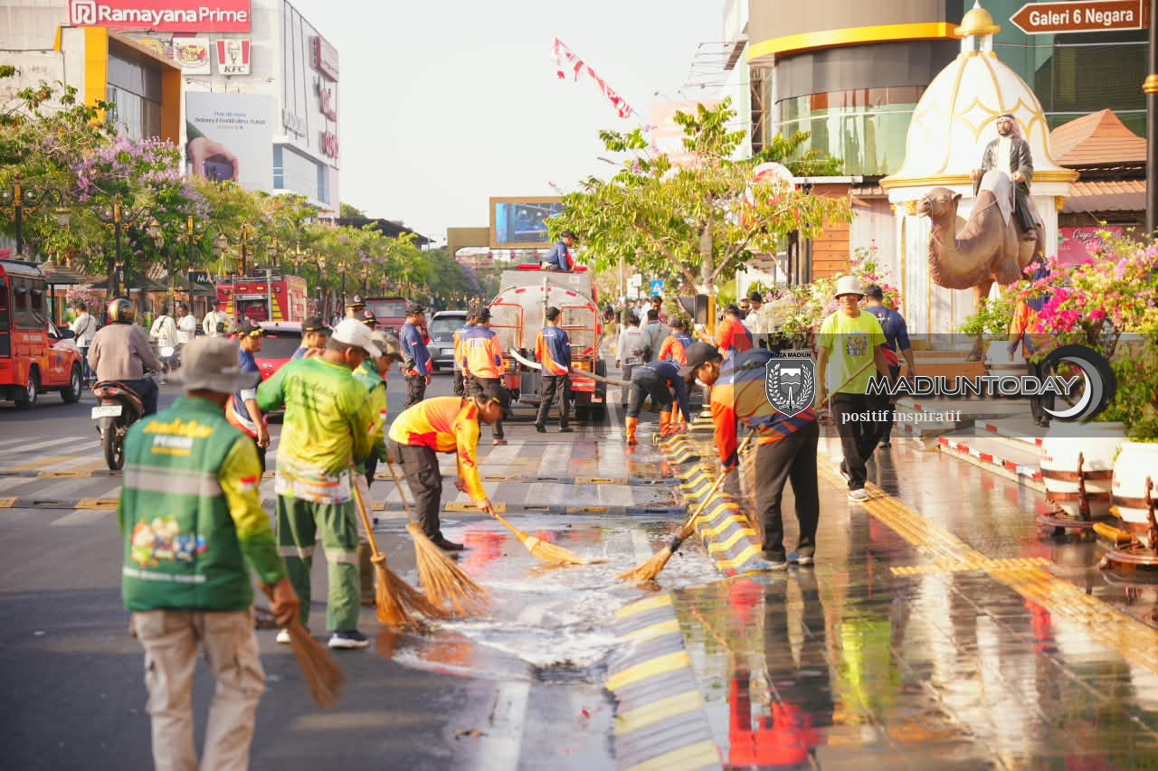 Foto 8 dari 14: Tak Sekadar Imbauan, Plt Wali Kota Turun Langsung Bersihkan Kawasan Pahlawan