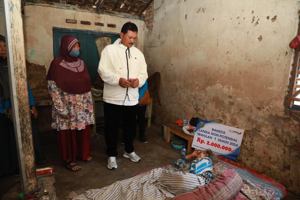 Foto 9 dari 11: Salurkan Bantuan Lansia Non Potensial, Wali Kota: Lansia di Kota Madiun Jangan Sampai Terlantar