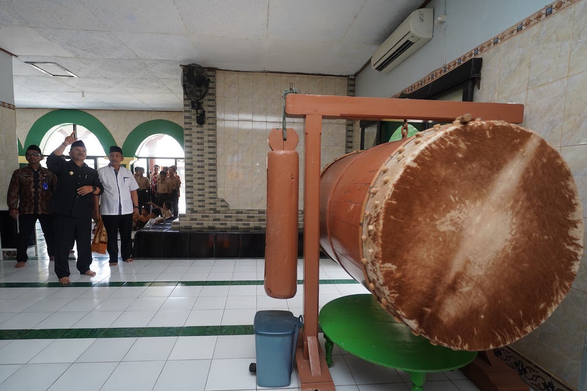 Foto 7 dari 9: Salat Jumat di Masjid Al Arowiyah, Wali Kota Laksanakan Ibadah Bareng Masyarakat