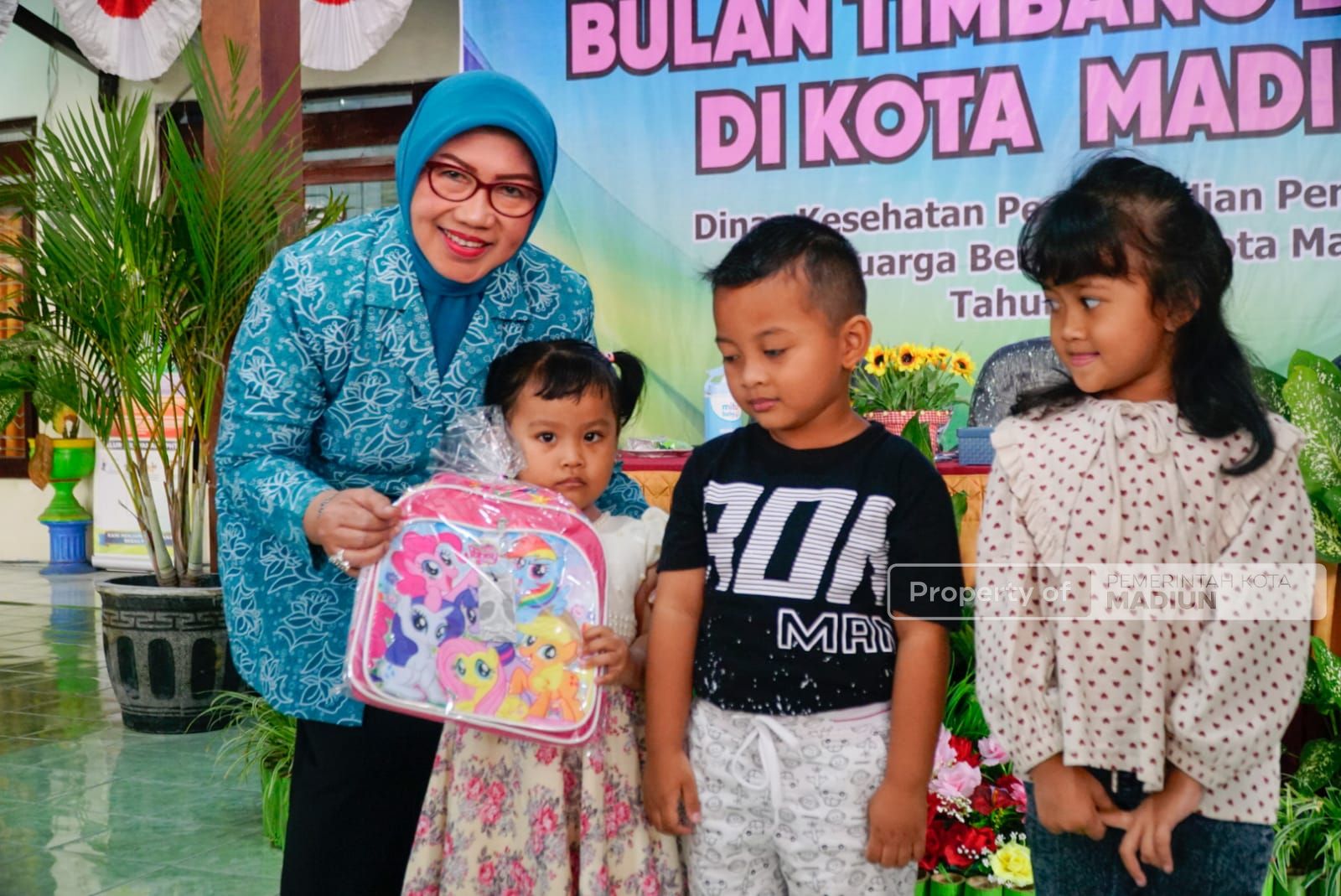 Foto 4 dari 9: Deteksi Dini Stunting, Ketua TP PKK Imbau Orang Tua Rajin Bawa Balita ke Posyandu