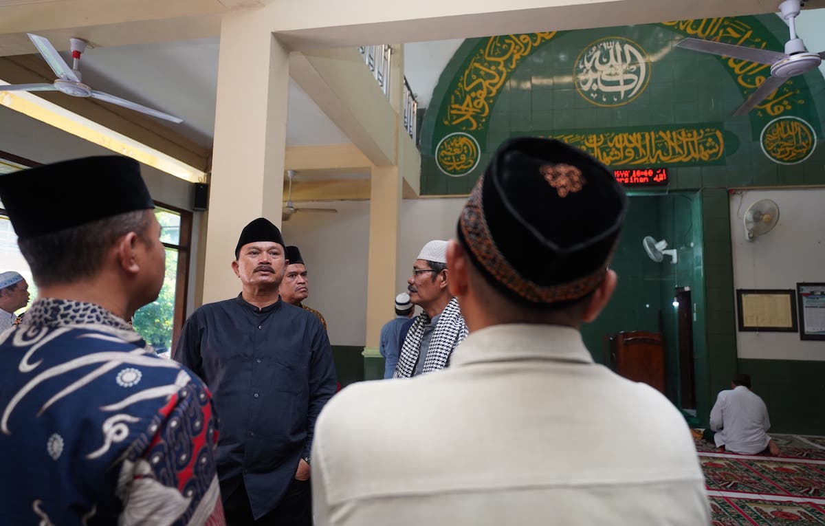 Foto 3 dari 9: Kunjungi Pasar Sleko, Wali Kota Gelar Shalat Jumat Ikuti Shalat Jumat Bersama Warga Dan Pedagang