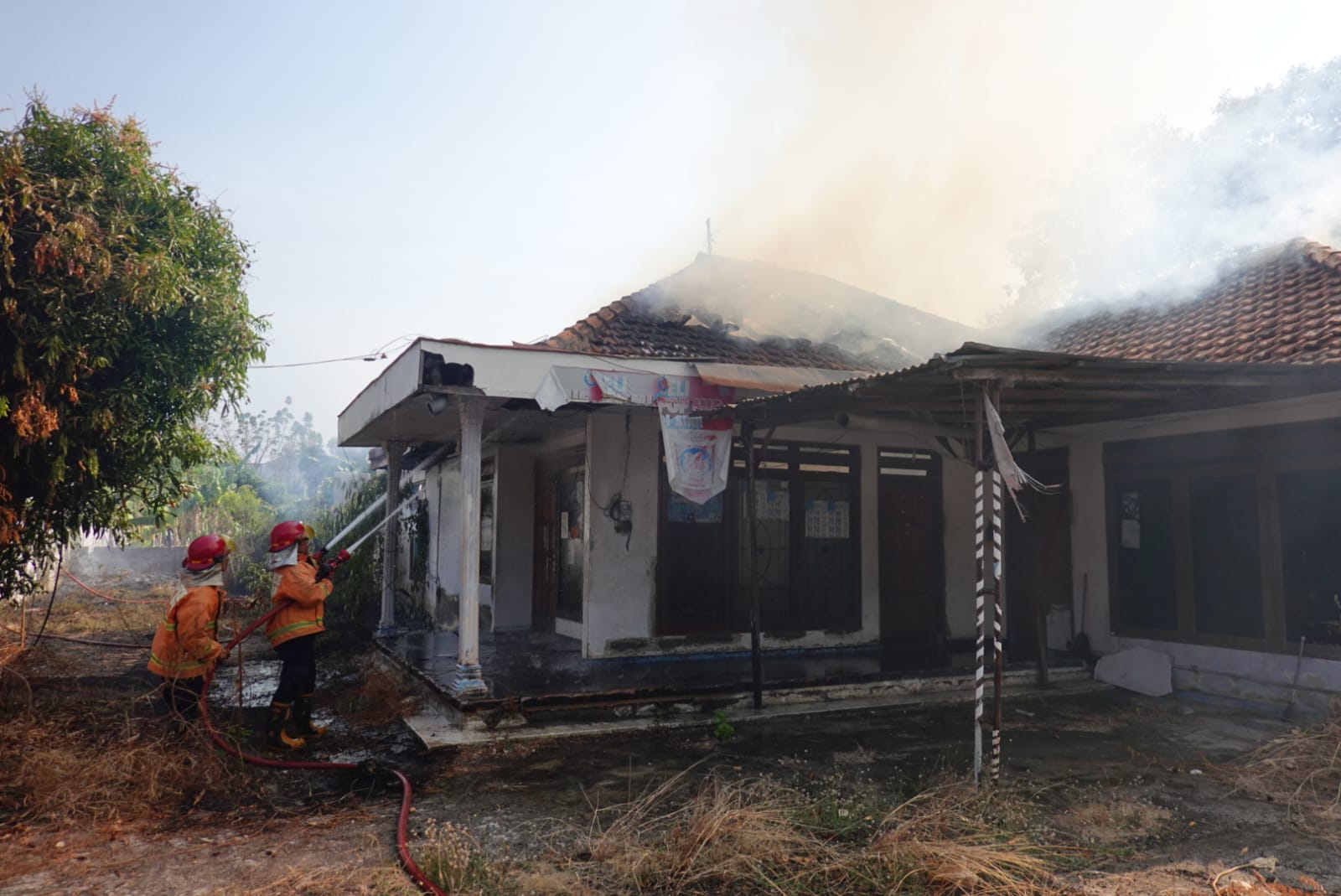 Foto utama berita: Dua Kejadian Kebakaran Dalam Sehari, Petugas Damkar Imbau Masyarakat Waspada