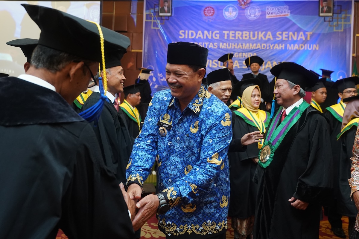 Foto 4 dari 9: Hadiri Wisuda UMMAD Madiun, Wali Kota Harap Ilmu yang Didapat Bermanfaat