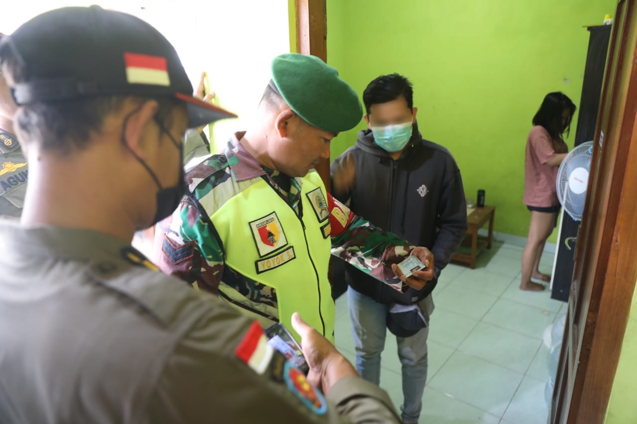 Foto 4 dari 10: Razia Kos-Kosan, Petugas Amankan 4 Pasangan Bukan Suami Istri Dalam Kamar
