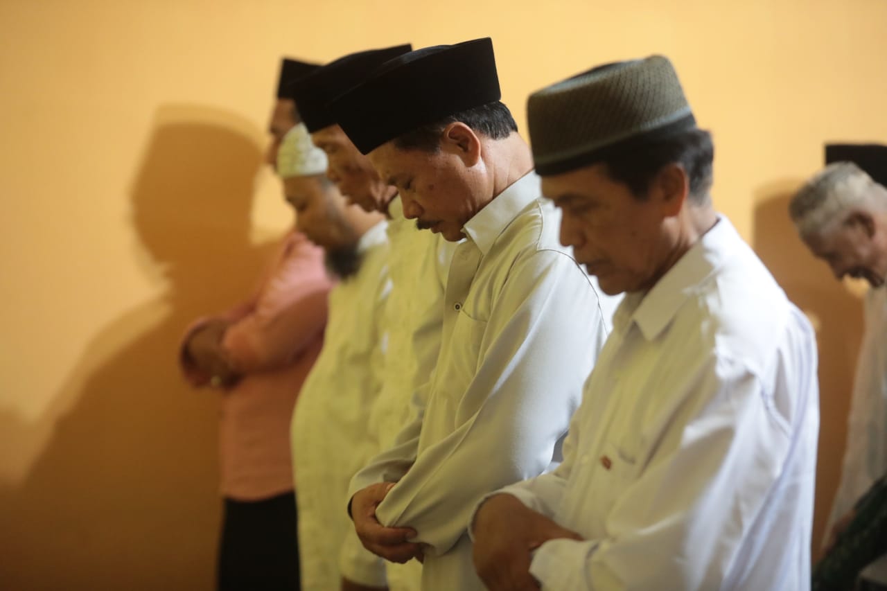 Foto 2 dari 12: Gelar Salat Isya di Masjid Al Hikmah Wali Kota Salurkan Bantuan Pada Musala dan Warga