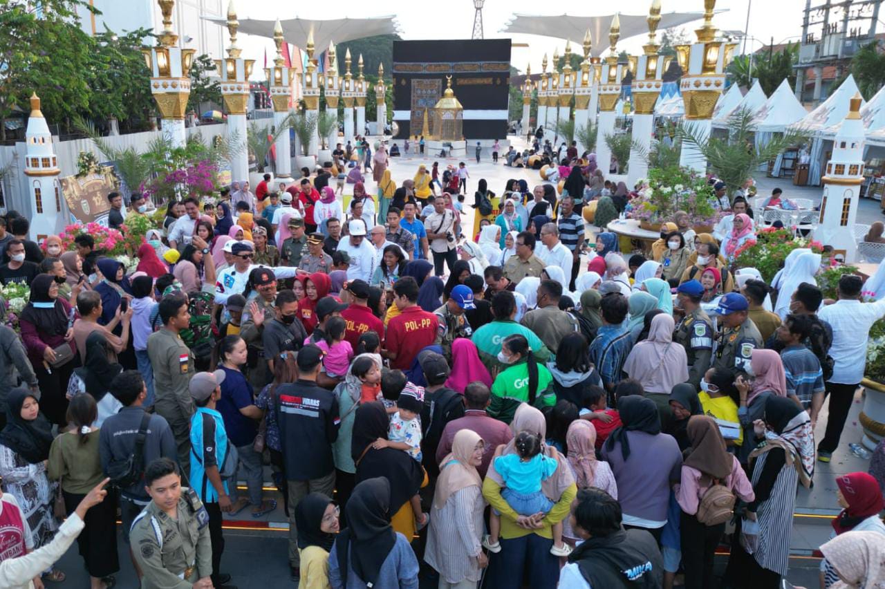 Foto 1 dari 5: Turut Meriahkan Hari Jadi, UMKM PRC Gelar Aksi Berbagi