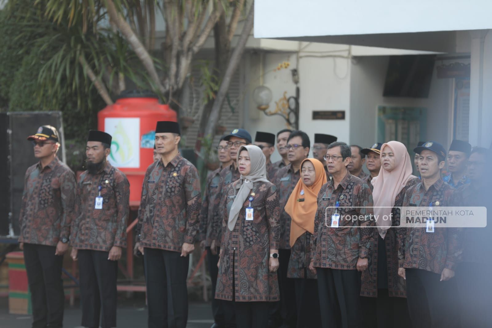 Foto 9 dari 12: Pimpin Apel HUT PMI ke-78, Wali Kota Kukuhkan 30 Sukarelawan PMI dan Beri Penghargaan ke Pendonor Terbanyak
