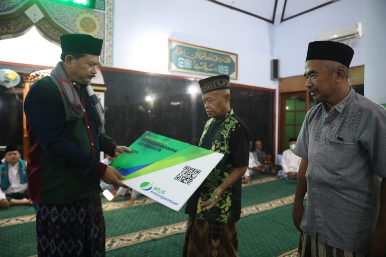 Foto 9 dari 10: Gelar Isya Berjamaah, Wali Kota Sampaikan Oleh-Oleh Dari Luar Negeri