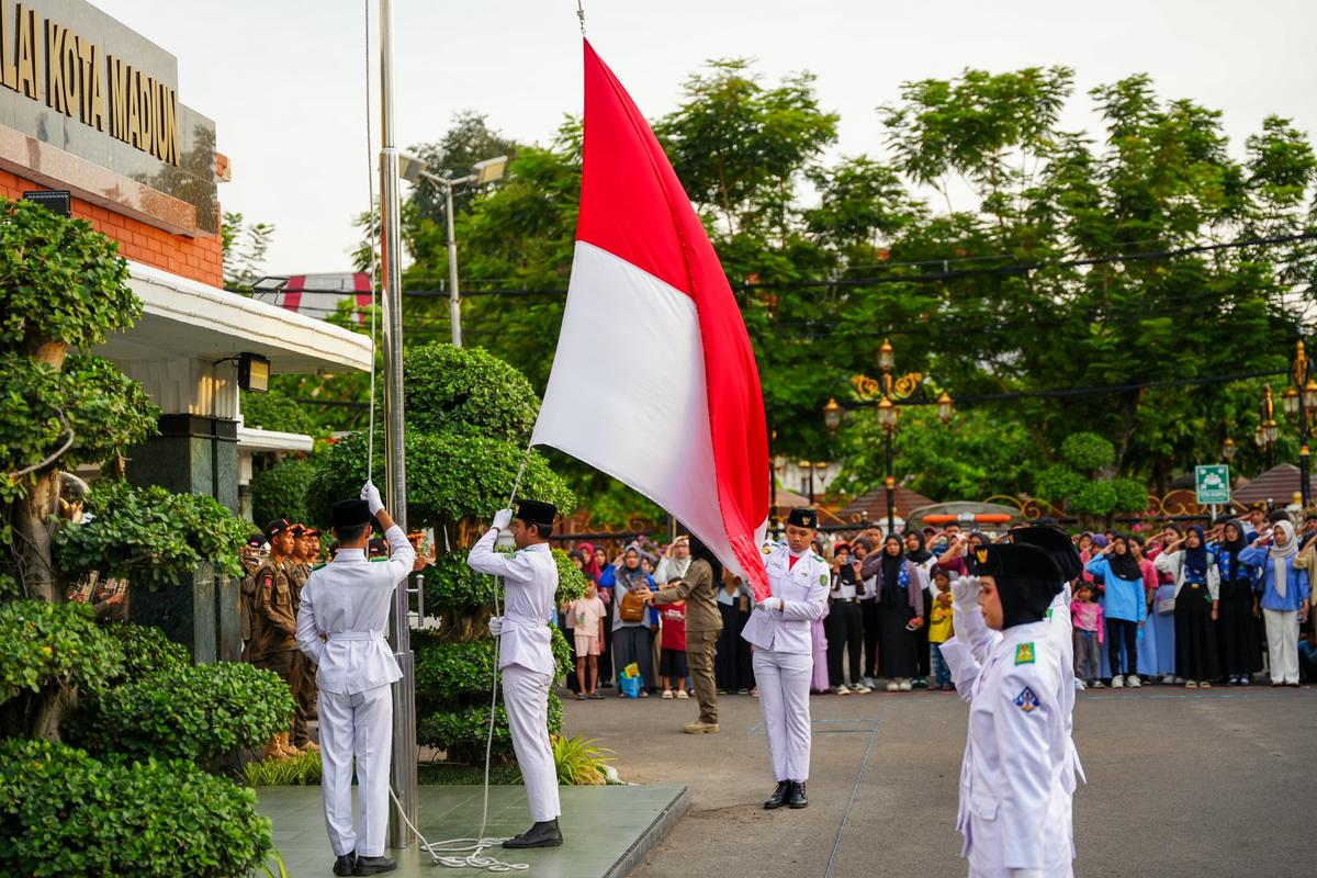 Foto 13 dari 16: Taruna Nada dan Pagaska Ramaikan Pusat Kota di Kala Senja