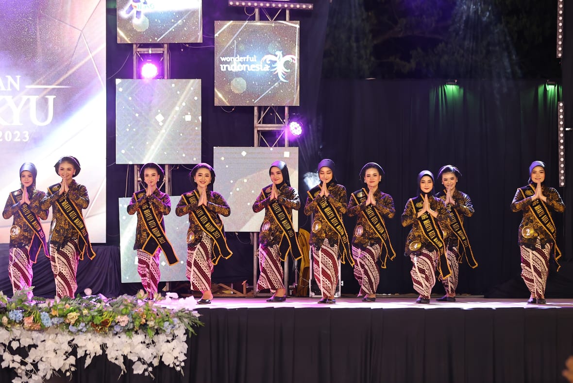 Foto 2 dari 8: Saksikan Grandfinal Kakang-Mbakyu 2023, Wali Kota Harap Duta Wisata Kuasai Banyak Bahasa untuk Madiun Mendunia