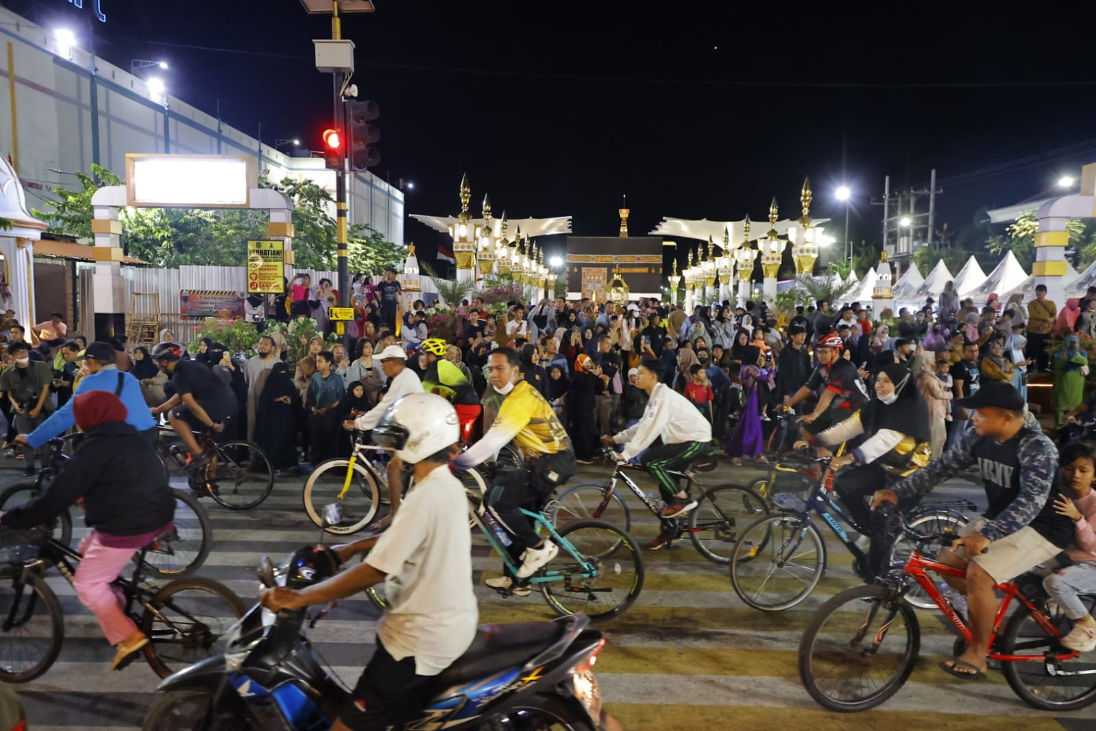 Foto 2 dari 6: Gelaran Madiun Night Cycling Berlangsung Meriah, Diberangkatkan Wali Kota, Diikuti Ribuan Pesepeda