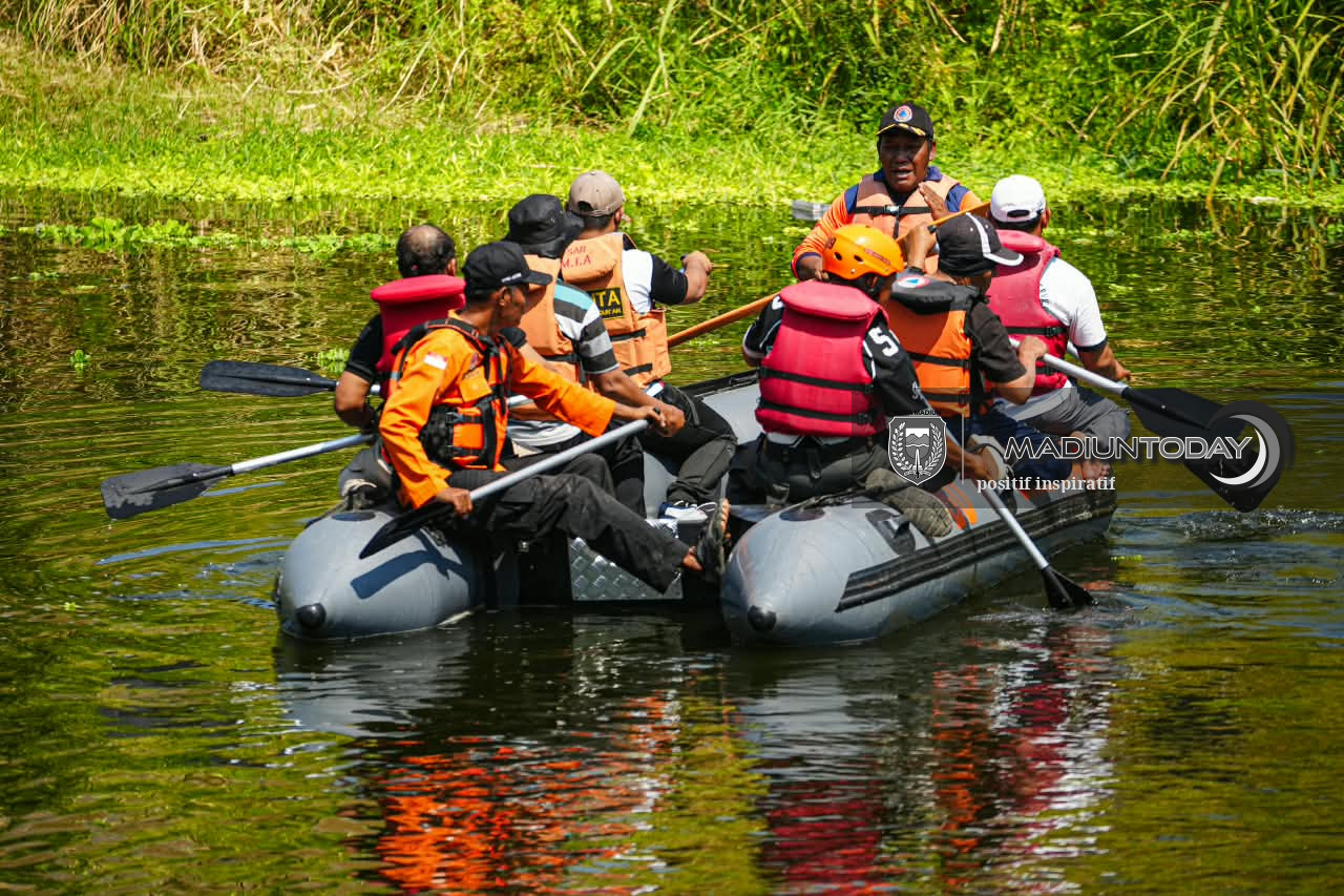 Foto 14 dari 19: Mendayungpun Ada Aturannya, Serunya Pelatihan Water Rescue di Kali Bantaran