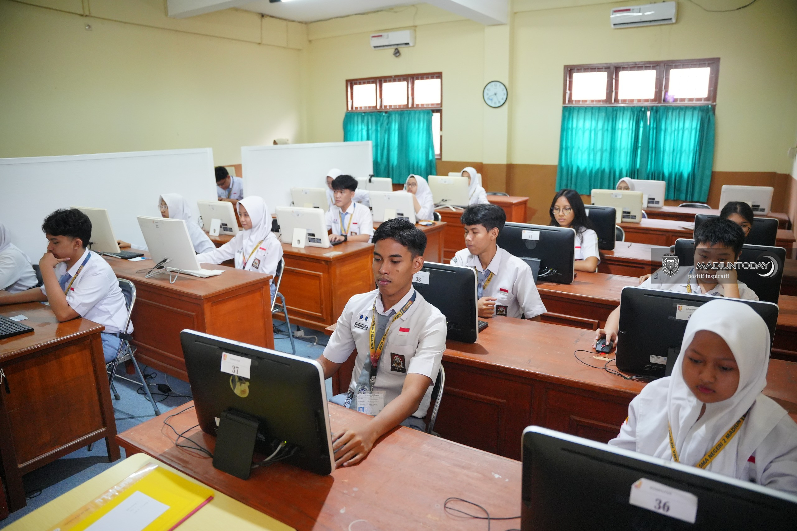 Foto 5 dari 6: Ribuan Siswa SMA/SMK Kota Madiun Ikuti TKA, Ujian Berjalan Lancar Meski Sempat Terkendala Sistem