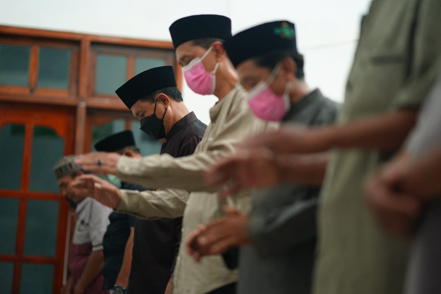 Foto 6 dari 10: Salat Isya di Musala Nur Hidayah Kelurahan Banjarejo, Wali Kota Pesan Jaga Kesehatan Lingkungan
