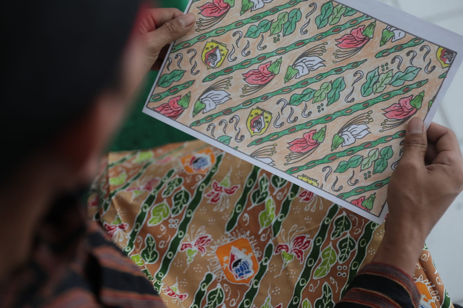 Foto 5 dari 5: Penjaga SDN 01 Nambangan Lor Ciptakan Desain Batik Khas Sekolah
