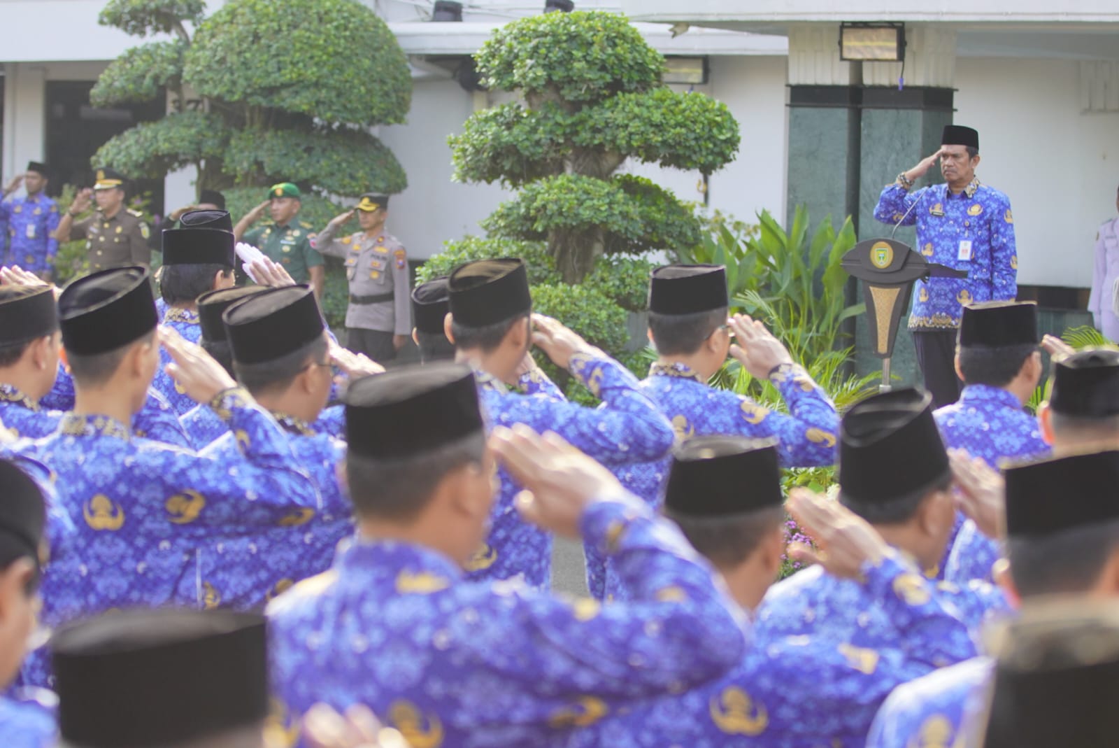 Foto 2 dari 9: Pimpin Upacara Harkitnas, Sekda Sampaikan Amanat Menkominfo