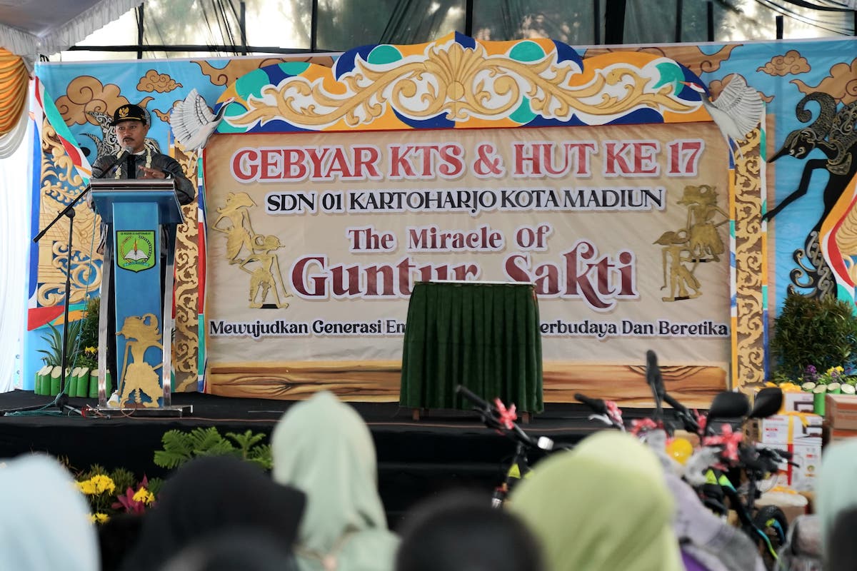Foto 6 dari 9: Hadiri Peringatan HUT ke-17 SDN 01 Kartoharjo, Wali Kota: Saya Beri Hadiah Spesial