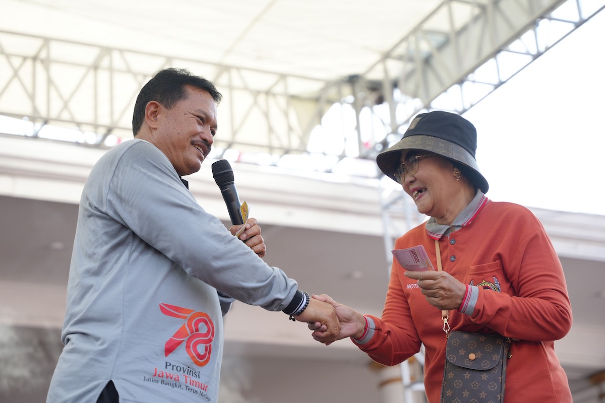 Foto 7 dari 8: Hadiri Jalan Sehat HUT ke-78 Jatim, Walikota Maidi Beri Sejumlah Santunan