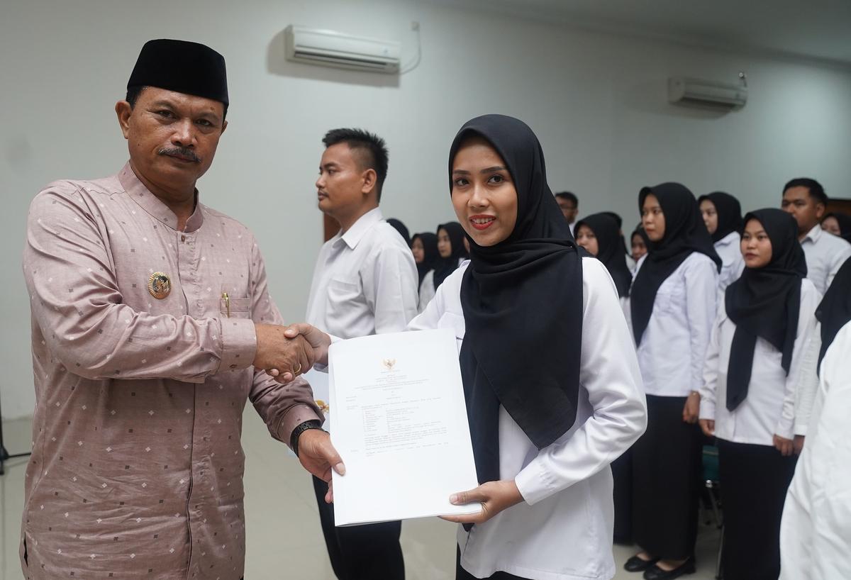 Serahkan SK Pengangkatan Guru dan Nakes, Wali Kota Harap Peningkatan dalam Kinerja