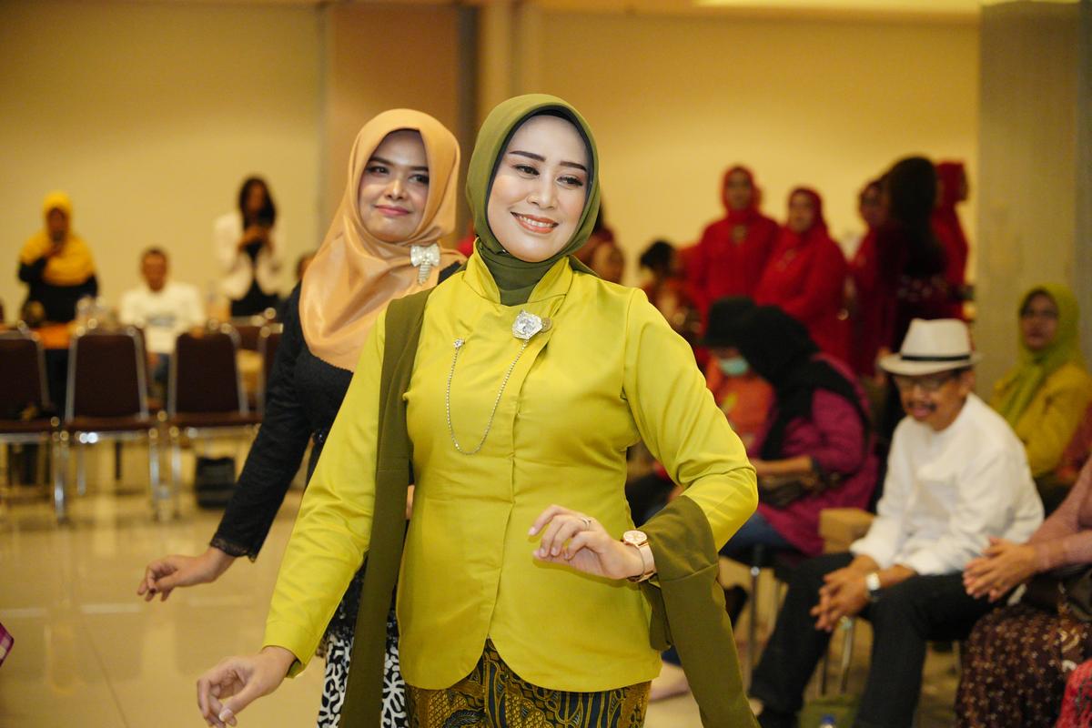 Foto 7 dari 8: Hadiri Fashion Show Kebaya, Wali Kota Ingin Pecahkan Rekor MURI di Hari Kartini Nanti