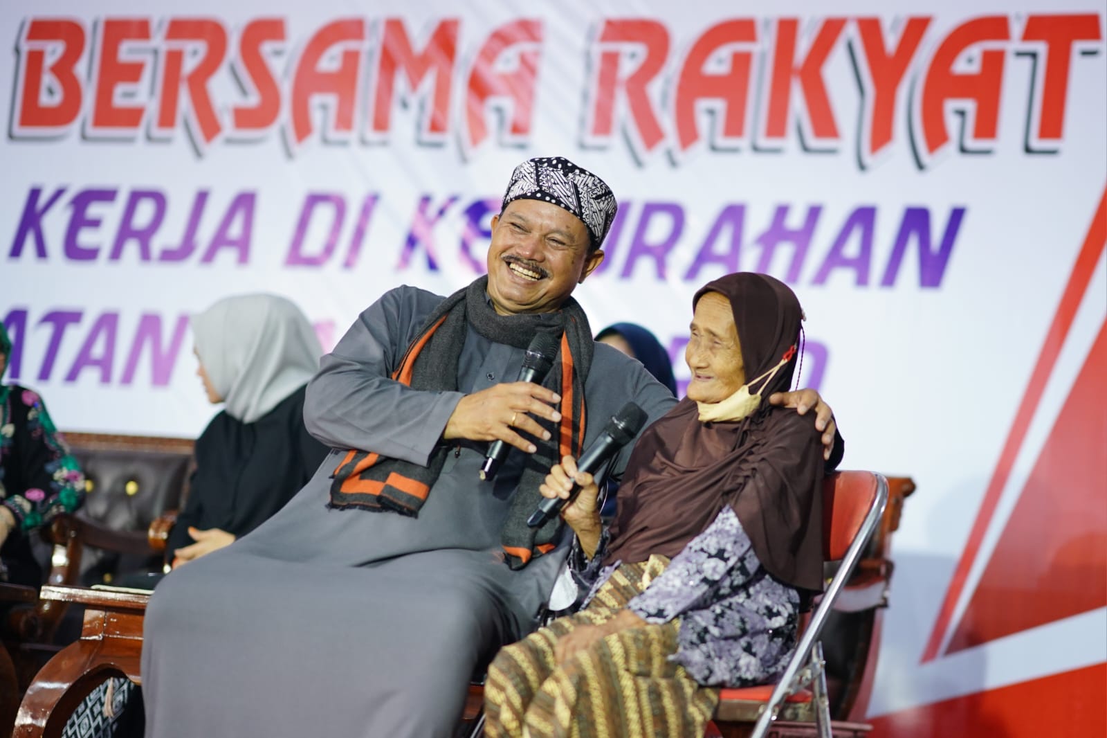 Foto 4 dari 10: WBR di Kecamatan Manguharjo, Wali Kota Sampaikan Informasi Hingga Serahkan Hadiah Lomba Kebersihan Makam
