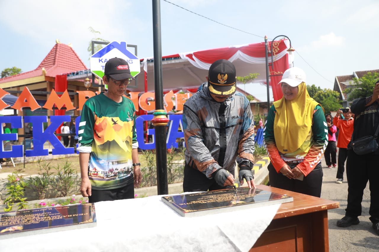 Foto 2 dari 11: Fasilitasi Kegiatan Warga, Wali Kota Resmikan Dua Kampung Tematik Baru