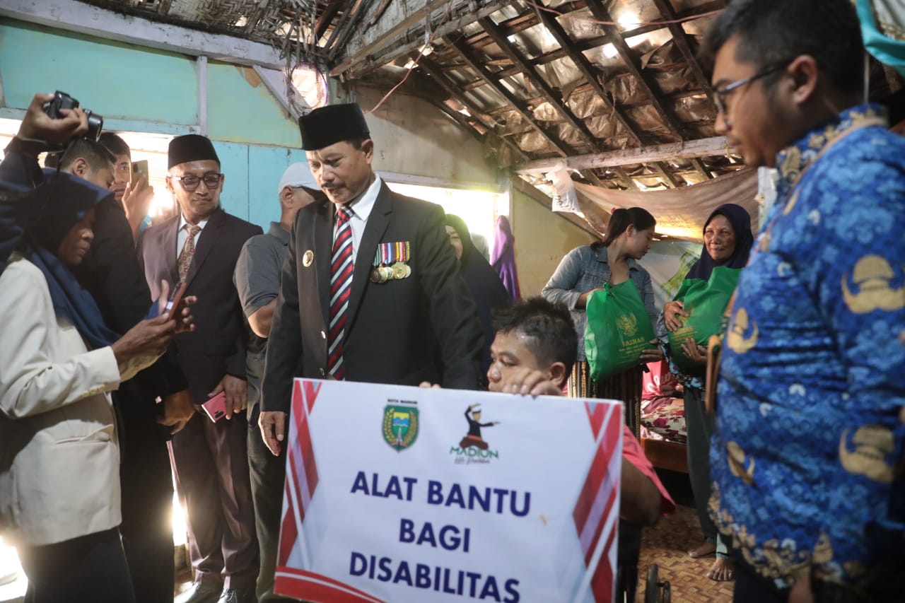 Foto 5 dari 6: Bantu Warga Korban Kecelakaan, Wali Kota Salurkan Kursi Roda