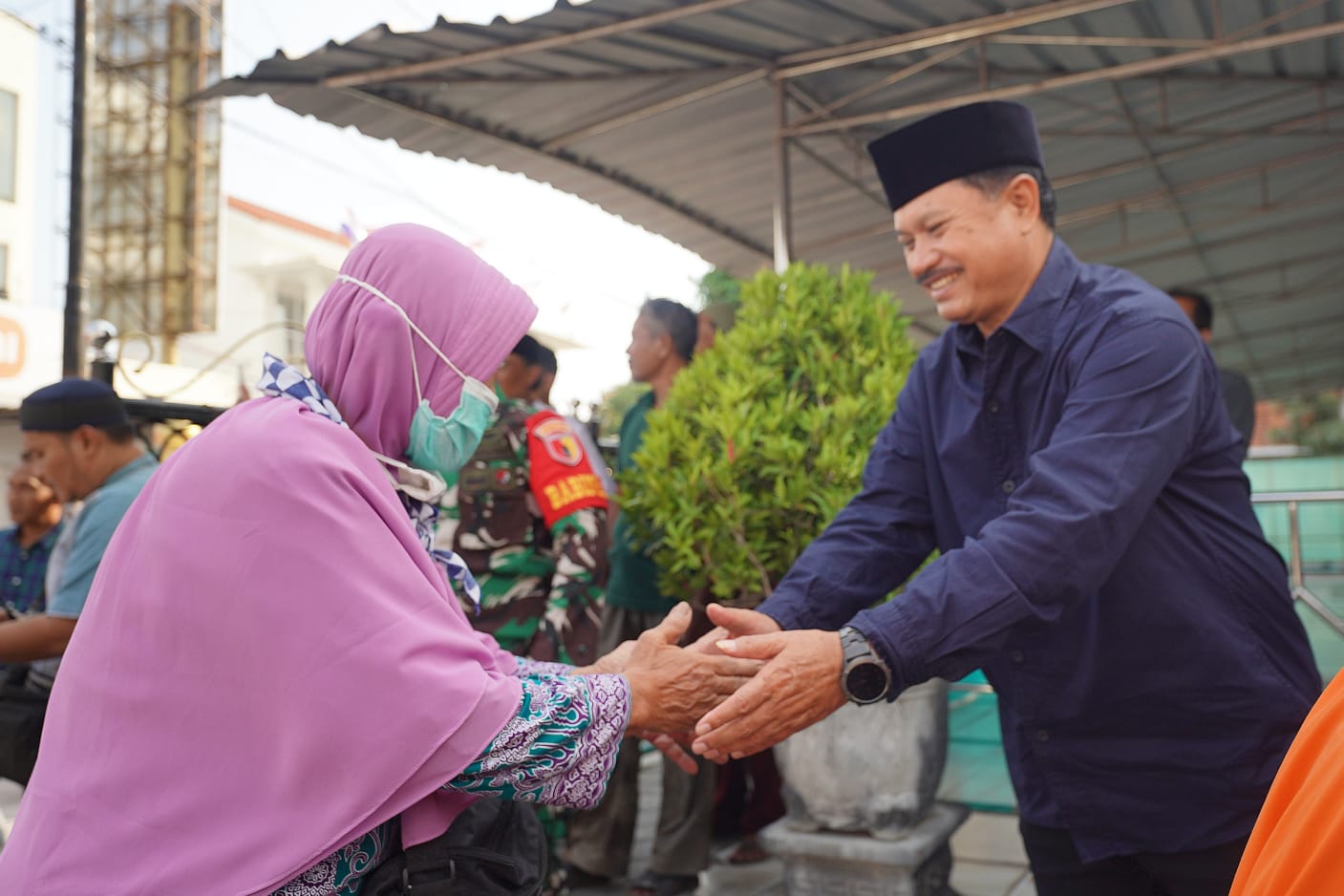Foto 4 dari 10: 19 Jamaah Haji Tahap Dua Tiba, Wali Kota Sambut Kepulangan di Masjid Azzahra
