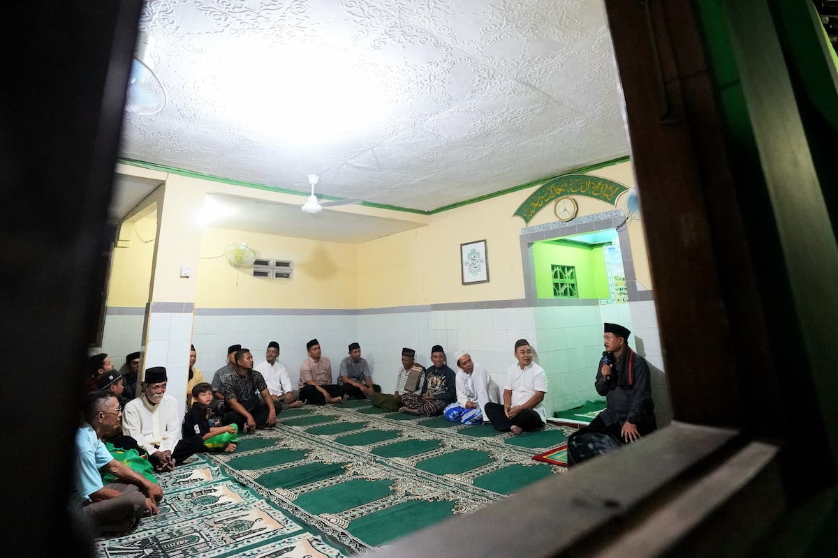 Foto 6 dari 9: Salat Isya di Musala Nurul Huda, Wali Kota Maidi Salurkan Sembako Hingga Bantuan Pembangunan Rp 30 Juta