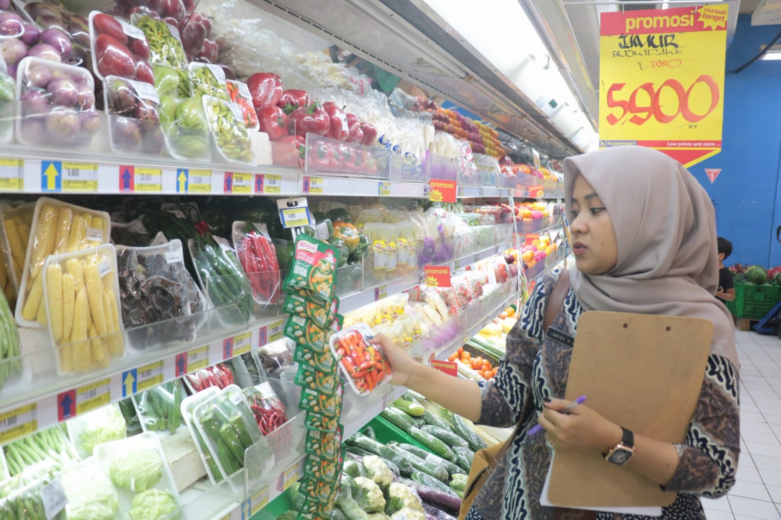 Foto 5 dari 9: Pastikan Kondisi Barang Layak Edar, Disdag Gelar Pemantauan Di Sejumlah Toko Modern