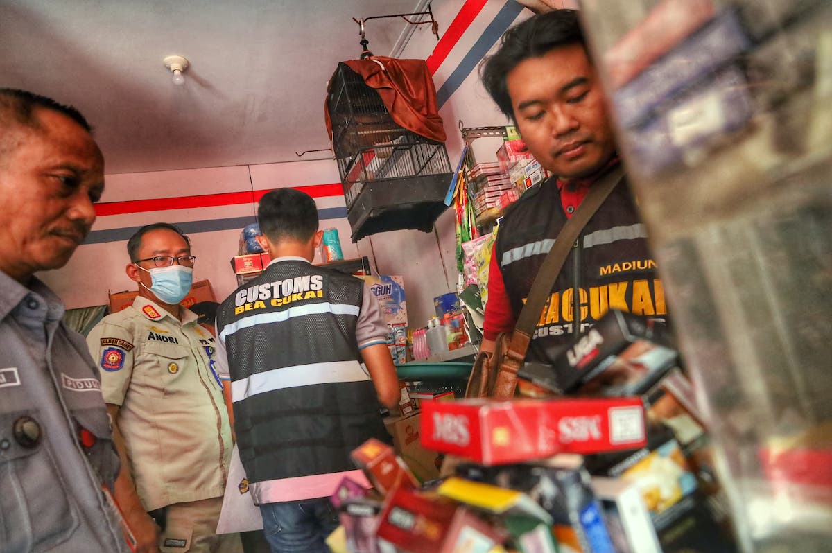 Foto 9 dari 9: Razia Gabungan Barang Kena Cukai, Petugas Temukan 56 Lembar Pita Cukai Asli yang Akan Diperjualbelikan Kembali