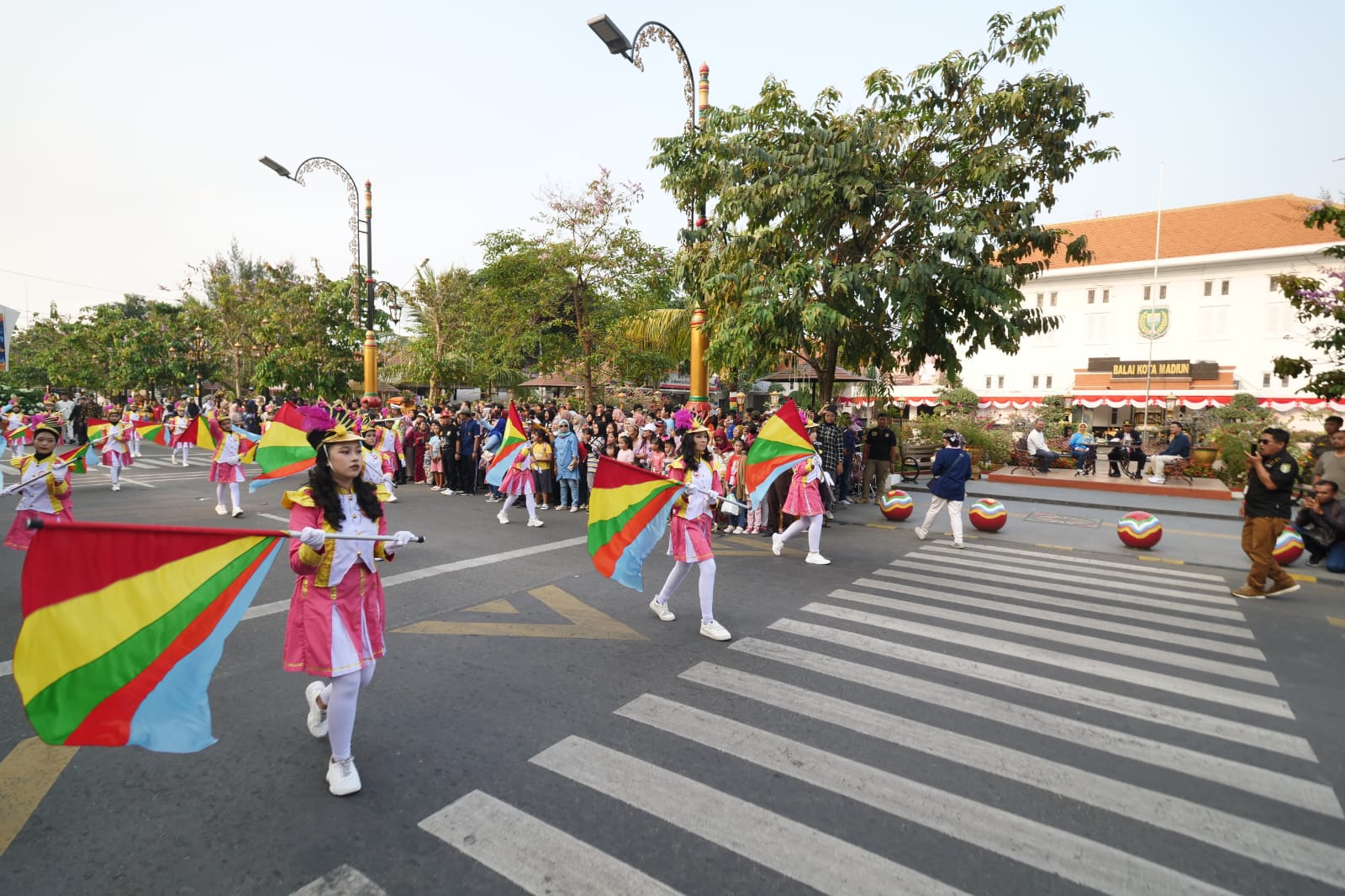 Foto 4 dari 7: Saksikan Parade Senja Rangkaian Hari Jadi, Wali Kota: Ini sekaligus Jadi Magnet Ekonomi