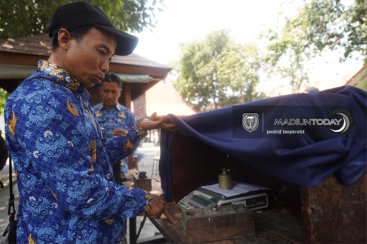 Foto 15 dari 19: Dari Posyandu hingga Pedagang, Layanan Tera Ulang Hadir di Kelurahan Pastikan Timbangan Akurat