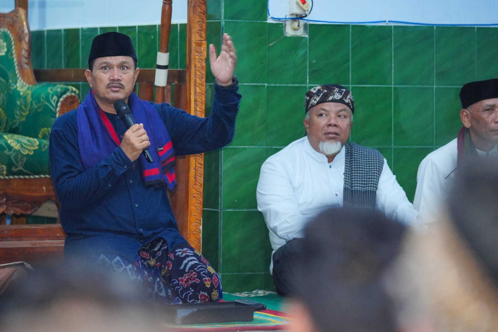 Foto 3 dari 10: Gelar Salat Isya di Masjid Baddal’ul Muttaqin, Wali Kota Sosialisasi Sekaligus Salurkan Bantuan ke Warga