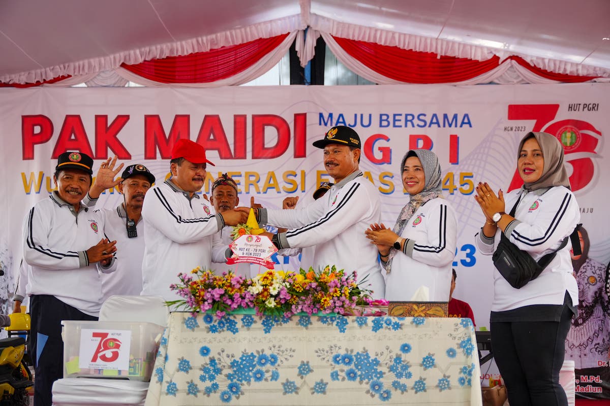 Foto 1 dari 8: Wali Kota Ikut Jalan Santai Peringatan HUT PGRI ke 78 dan HGN