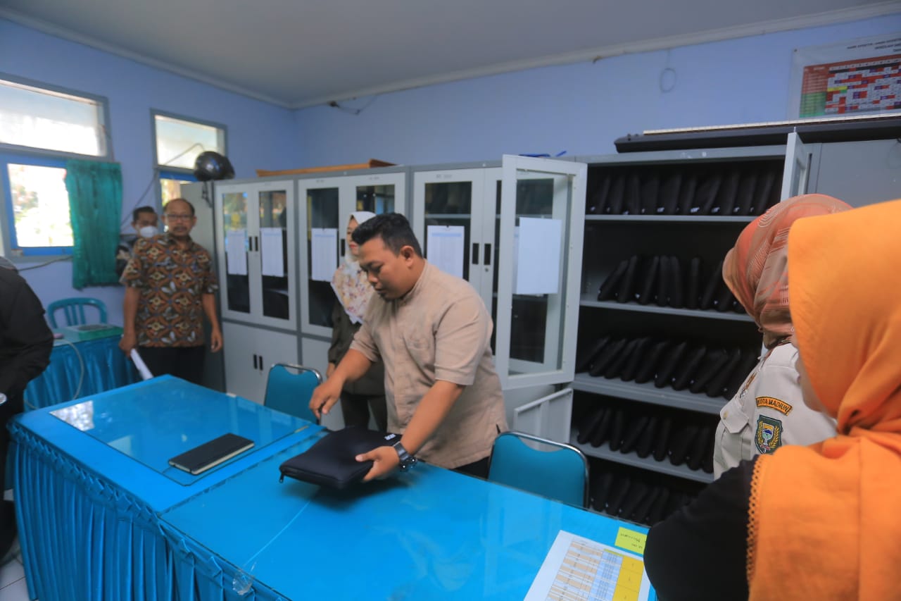 Foto 4 dari 4: Cek Distribusi Laptop, Dewan Imbau Guru Pahami IT Sebelum Dibagikan Ke Siswa
