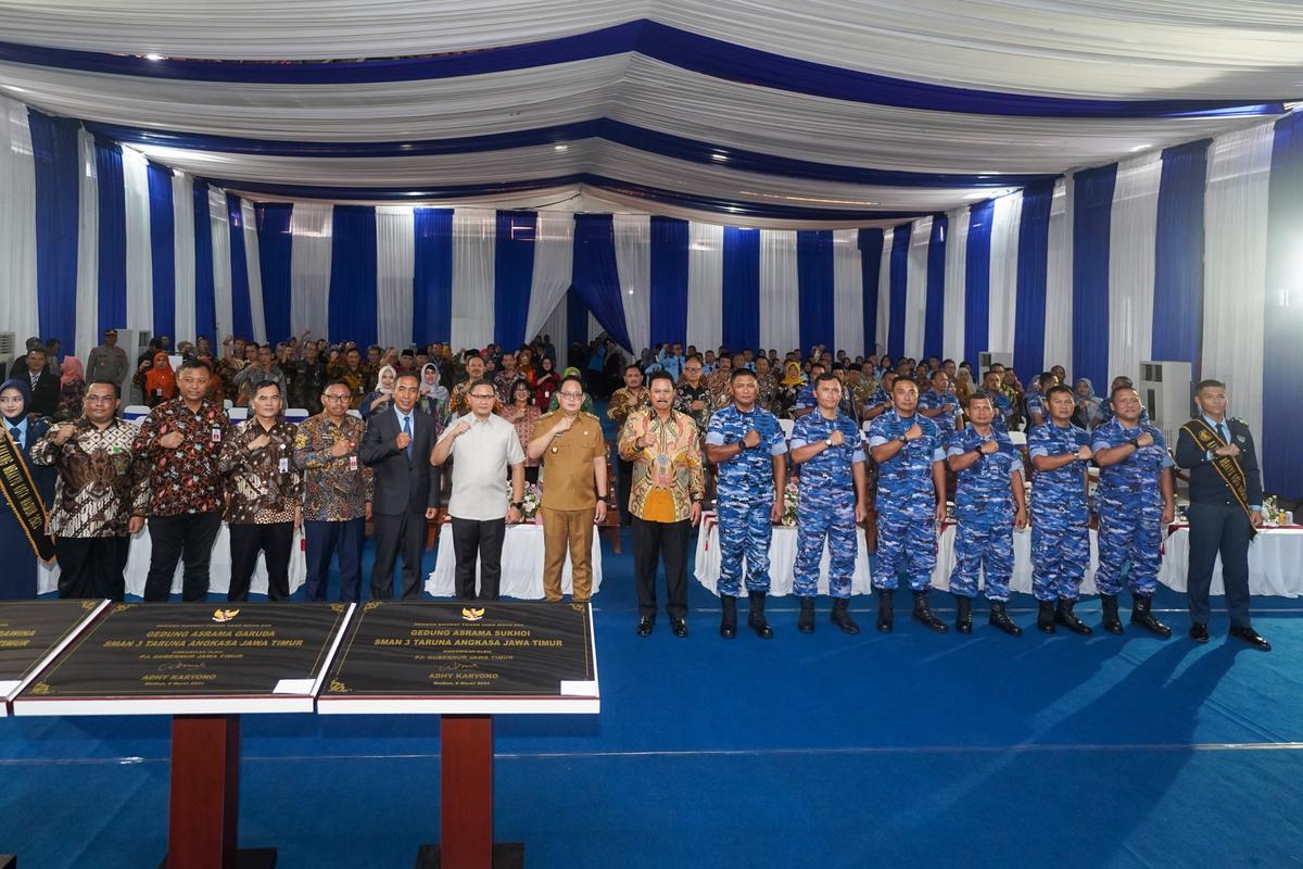 Foto 6 dari 9: Wali Kota Beri Apresiasi Penandatanganan Perjanjian Kerjasama Pemrov Jatim dan TNI AU
