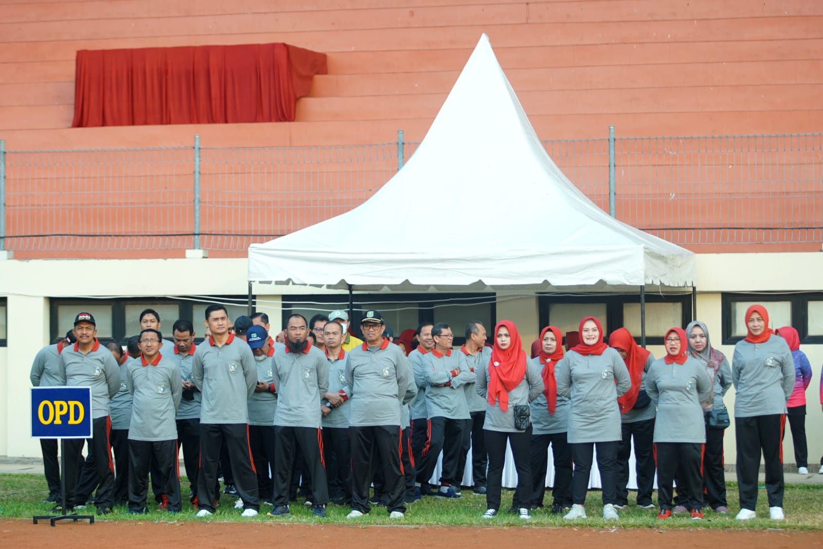 Foto 2 dari 4: Lanjut Usia Harus Tetap Bahagia Jadi Pesan Wali Kota Maidi Saat Buka Senam Lansia